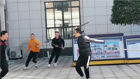 强化反恐防暴演练 提高安全防范意识 学校联合公安部门举行反恐防暴演练