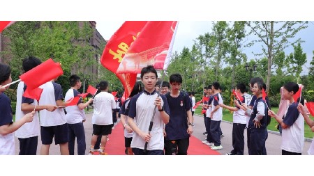 郡华学子亮剑中考：红旗飘扬，誓夺辉煌！