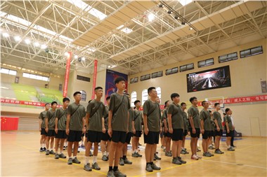 旗展郡华，强国有我正当时丨郡华高中2025级国防班开班仪式隆重举行