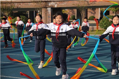 青春绽放，炫彩开幕。郡华学校第七届体育节活力全开