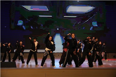 万马奔腾！郡华迎新之夜“燃炸了”！