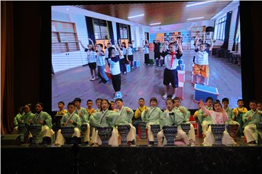 追光，今晚的通行证