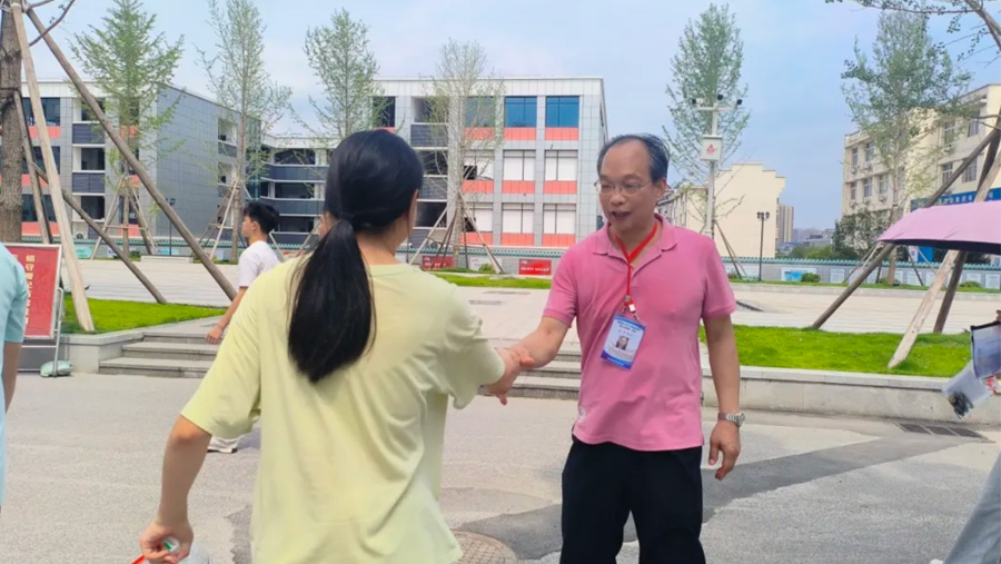 2025郡华高考感动特辑：师者如灯暖征途